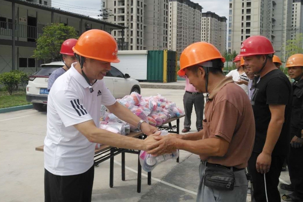 市建設(shè)局、市建筑業(yè)協(xié)會(huì)領(lǐng)導(dǎo)親臨現(xiàn)場(chǎng)慰問一線工人